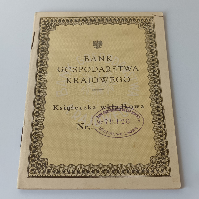 Strona Główna Okładka książeczki wkładkowej Banku Gospodarstwa Krajowego z orłem i pieczęcią oddziału we Lwowie.