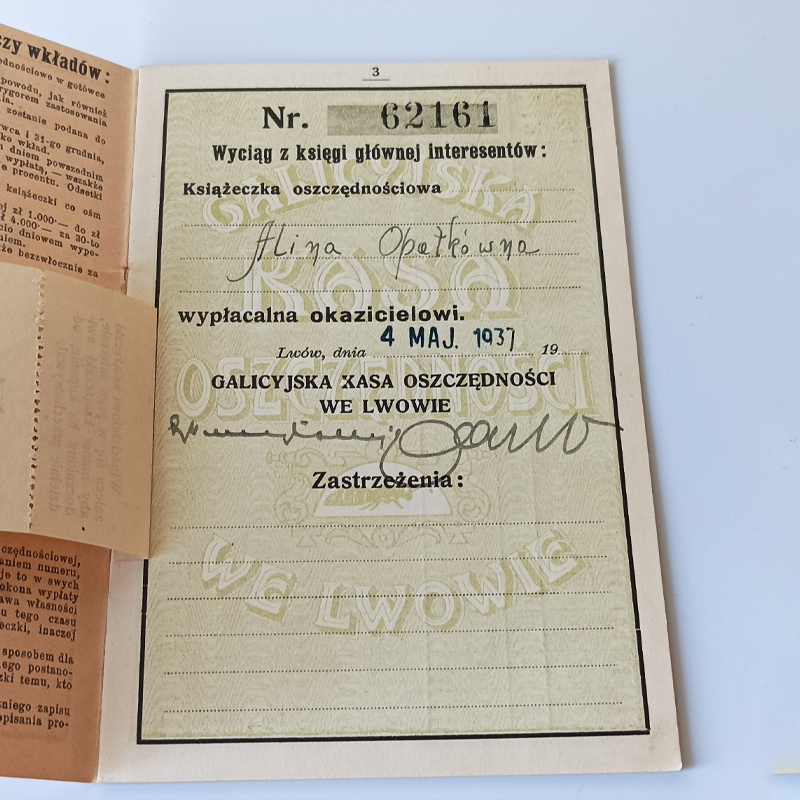 Tylna strona książeczki z adresem Galicyjskiej Kasy Oszczędności przy ul. Jagiellońskiej 1 (róg Legionów) we Lwowie. Strona tytułowa książeczki GKO Lwów wystawiona na nazwisko Alina Opatkówna z datą 4 maja 1937 roku.