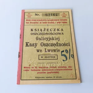 Okładka przedwojennej książeczki oszczędnościowej Galicyjskiej Kasy Oszczędności we Lwowie z pieczątką 5% i numerem seryjnym.