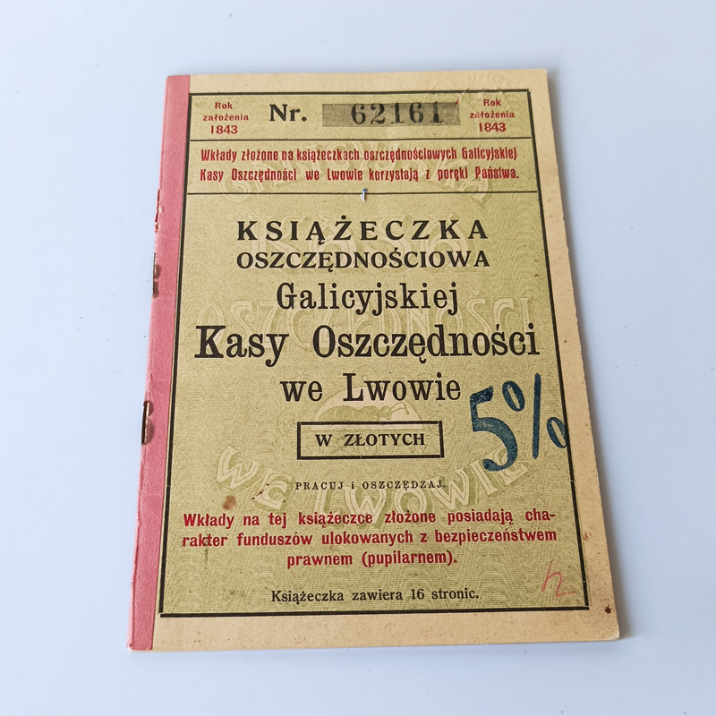 Strona Główna Okładka przedwojennej książeczki oszczędnościowej Galicyjskiej Kasy Oszczędności we Lwowie z pieczątką 5% i numerem seryjnym.