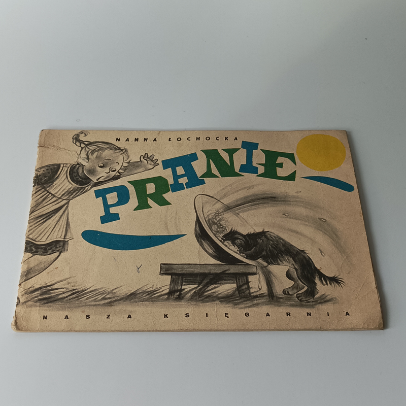 Książka „Pranie” H. Łochocka, Seria Poczytaj mi mamo – 1960 (Vintage) Okładka książki dla dzieci Pranie z 1960 roku, ilustracja zdziwionej dziewczynki i czarnego psa przy balii z wodą.