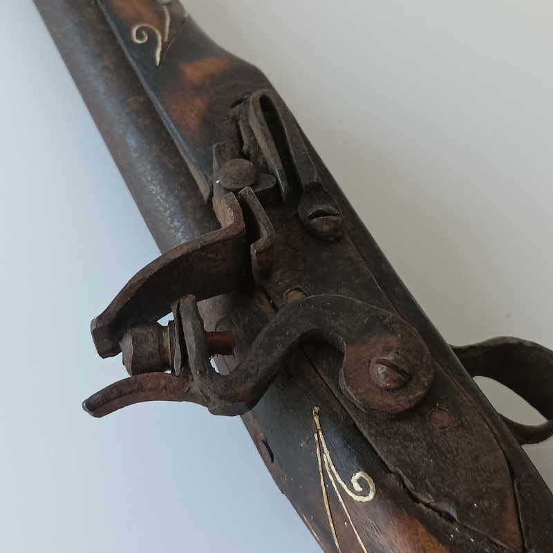Dekoracyjna Replika Pistoletu Skałkowego – Stylizacja XVIII/XIX w. (42 cm) Detal mechanizmu spustowego i imitacji zamka skałkowego w dekoracyjnym pistolecie.