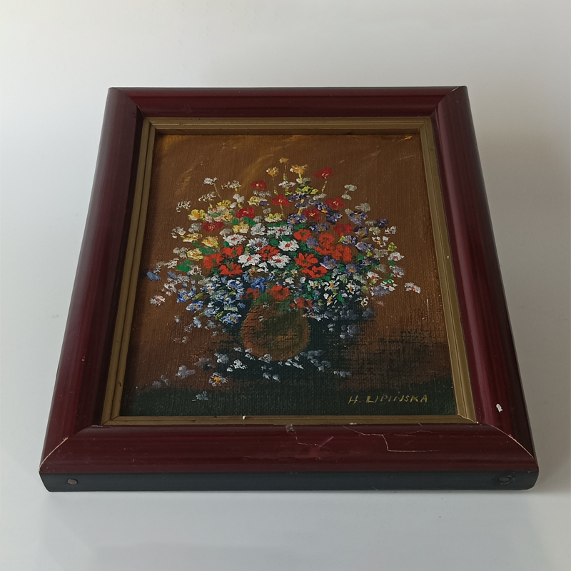 Obraz Olejny na Płótnie „Kwiaty w Wazonie” Syg. H. Lipińska – Vintage (18,5x23 cm) Obraz olejny z motywem kwiatowym ujęty pod kątem, widoczna wyraźna faktura nałożonej farby i profil oryginalnej ramy.