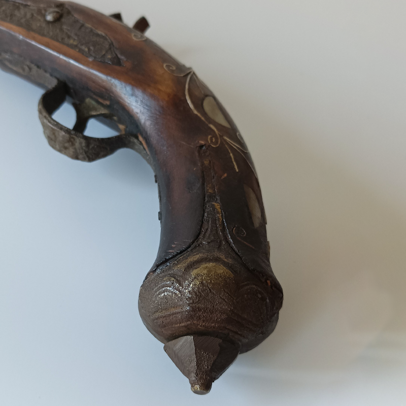 Dekoracyjna Replika Pistoletu Skałkowego – Stylizacja XVIII/XIX w. (42 cm) Zbliżenie na kunsztowne, roślinne malowania i inkrustacje zdobiące łoże historycznej repliki pistoletu.