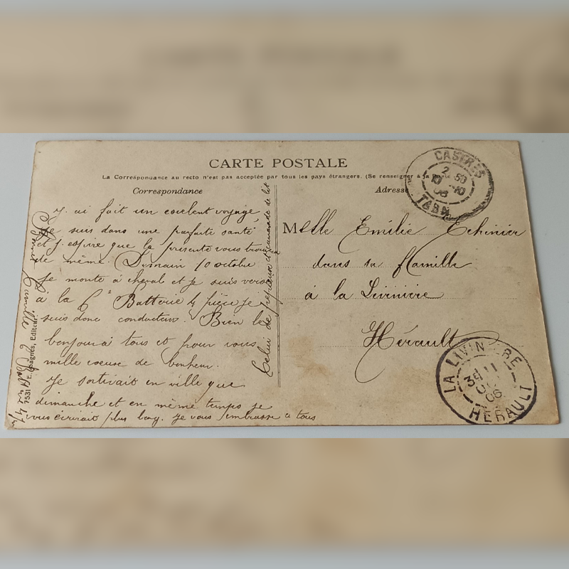 Zabytkowa Pocztówka (1908 r.) - Koszary w Castres Rewers starej pocztówki z wyraźnymi stemplami z października 1908 roku i odręcznym pismem atramentowym żołnierza.