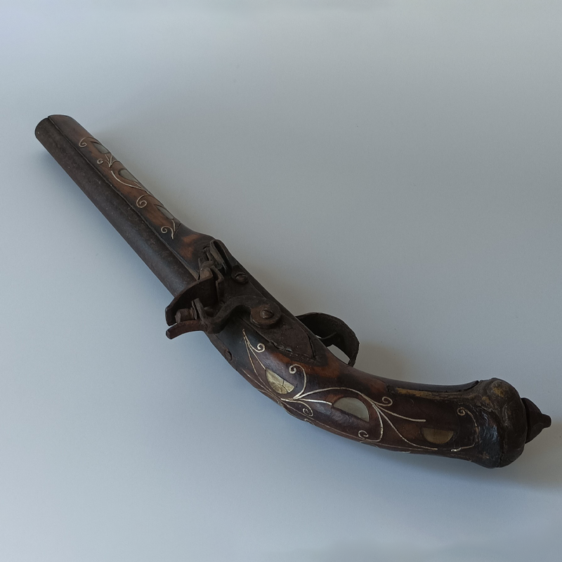 Dekoracyjna Replika Pistoletu Skałkowego – Stylizacja XVIII/XIX w. (42 cm) pamiątka pielgrzymkowa za szkłem – kalwaria zebrzydowska (kopia)