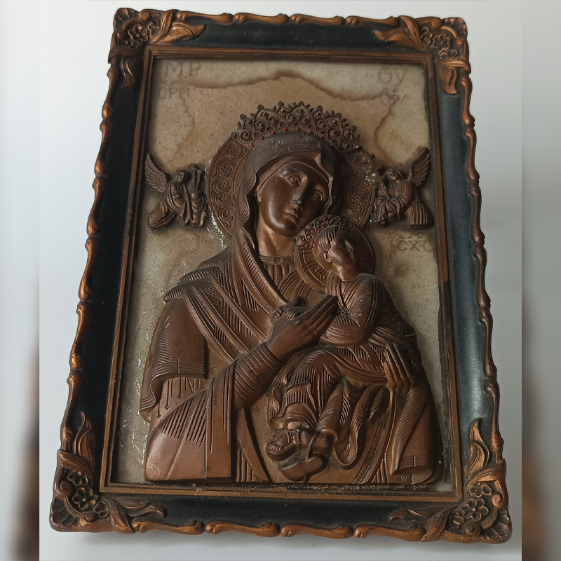 Ikona Reliefowa – Matka Boża Nieustającej Pomocy (Styl Bizantyjski, XX w.) Widok z profilu na wypukły relief ikony, ukazujący głębię rzeźbienia postaci.