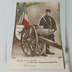 Stara pocztówka patriotyczna z artylerzystą przy armacie i odręcznym dopiskiem la 46e en tete.