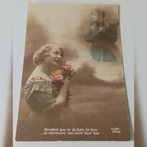 Stara pocztówka z 1918 roku, kobieta z różami myśli o żołnierzu, tekst o szeptaniu imienia.