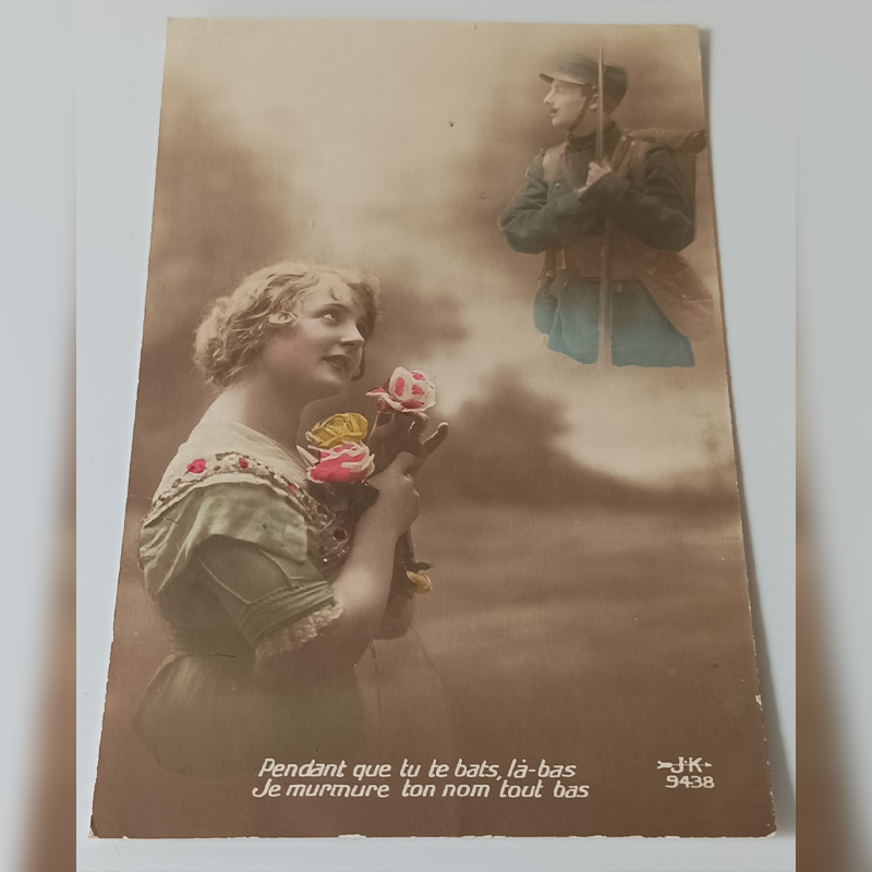 Pocztówka "Szeptane Imię" (1918 r.) – List Żony do Męża na Front (Archiwum Bonnet) Stara pocztówka z 1918 roku, kobieta z różami myśli o żołnierzu, tekst o szeptaniu imienia.