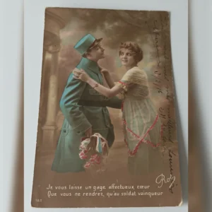 Kolorowana pocztówka z I wojny światowej przedstawiająca francuskiego żołnierza żegnającego się z kobietą, data 1916.