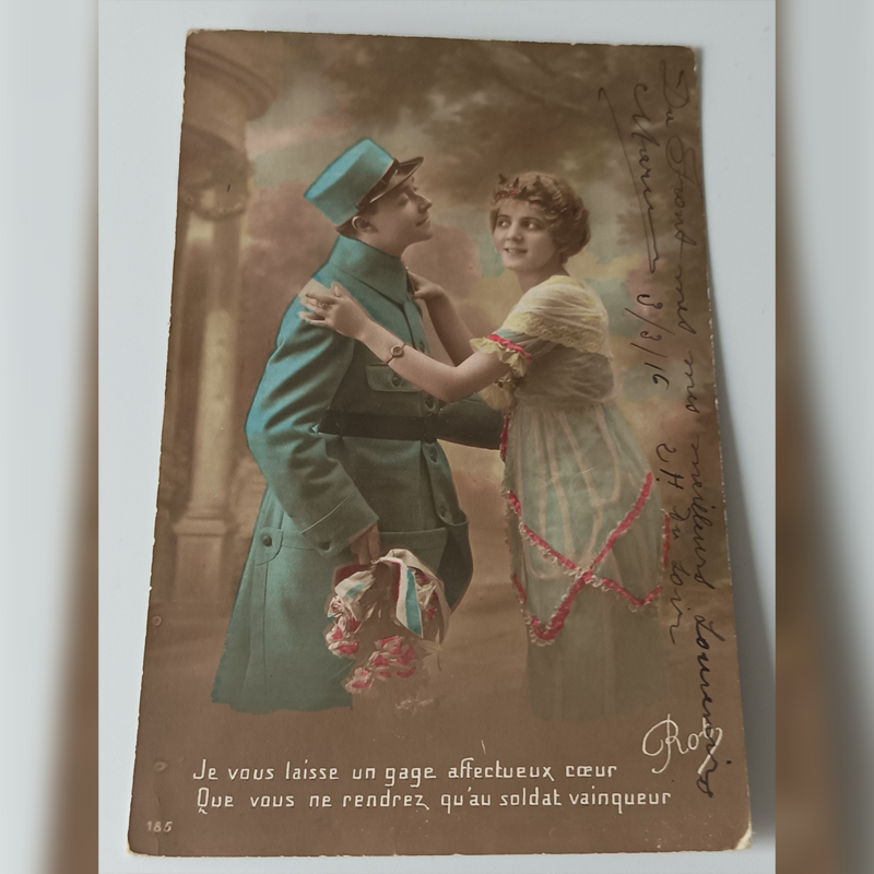 Pocztówka Patriotyczna "Miłość i Wojna" (1916 r.) – Pożegnanie Żołnierza, List Siostry Kolorowana pocztówka z I wojny światowej przedstawiająca francuskiego żołnierza żegnającego się z kobietą, data 1916.