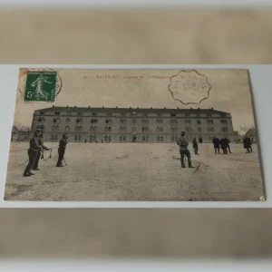 Stara pocztówka z 1909 roku przedstawiająca koszary i żołnierzy 3. Pułku Strzelców w Valence, zielony znaczek na awersie.