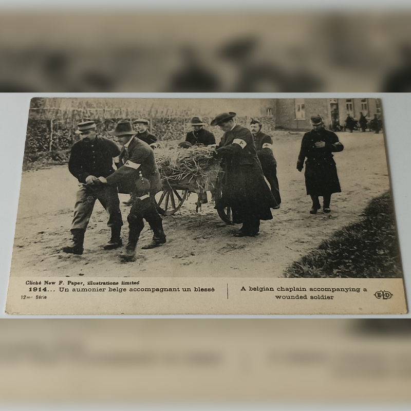 Fotograficzna Pocztówka Wojenna (1914 r.) – Belgijski Kapelan i Ranny Żołnierz Czarno-biała pocztówka z 1914 roku przedstawiająca belgijskiego kapelana i żołnierzy transportujących rannego na wózku.