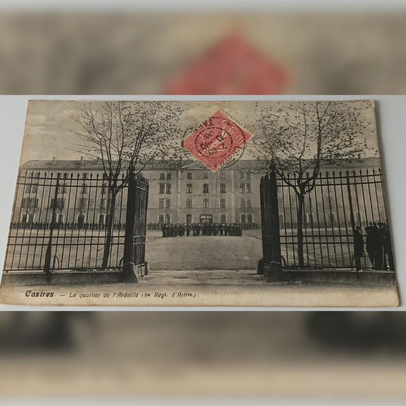 Zabytkowa Pocztówka (1908 r.) - Koszary w Castres Zabytkowa pocztówka z widokiem na bramę i budynek koszar w Castres z czerwonym znaczkiem pocztowym na awersie.