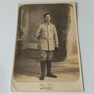 Stara fotografia studyjna żołnierza francuskiego w mundurze z rękawiczkami, wykonana w atelier Photo-Albert w Grasse.