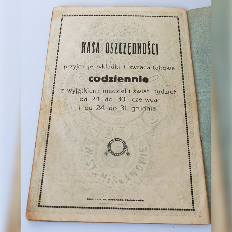 Książeczka "Waluta Dolarowa" (1928 r.) – Kasa Oszczędności Stanisławów (II RP Kresy) Strona informacyjna z godzinami przyjęć wkładów w Stanisławowie oraz sygnaturą Druk i Lit. St. Chowaniec.