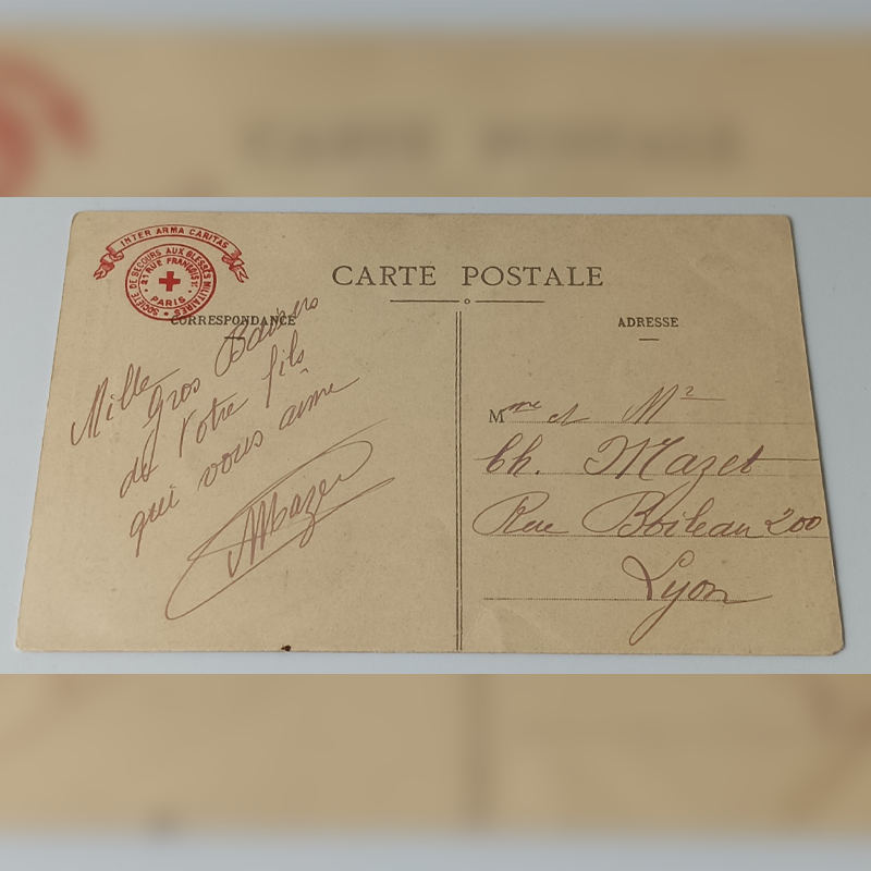 Pocztówka Patriotyczna "Zouaves" (1913 r.) – Nadana z Algierii, Podpis "Szakala" Tył pocztówki z logo Czerwonego Krzyża i odręcznym adresem do państwa Mazet w Lyonie.