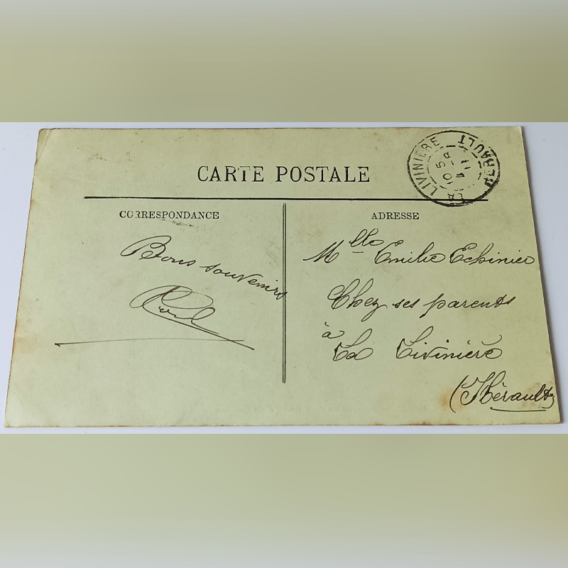 Zabytkowa Pocztówka (1909 r.) – Ćwiczenia Francuskiej Marynarki na Krążowniku Tył starej francuskiej pocztówki z odręcznym pismem atramentowym i wyraźnym okrągłym stemplem pocztowym z maja 1909 roku.