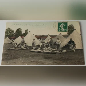 Zabytkowa pocztówka z 1904 roku przedstawiająca francuskich żołnierzy odpoczywających przy namiotach w obozie Camp du Larzac.