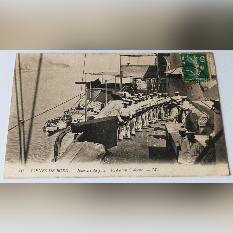 Zabytkowa Pocztówka (1909 r.) – Ćwiczenia Francuskiej Marynarki na Krążowniku Zabytkowa pocztówka z 1909 roku przedstawiająca francuskich marynarzy ćwiczących z karabinami na pokładzie krążownika.
