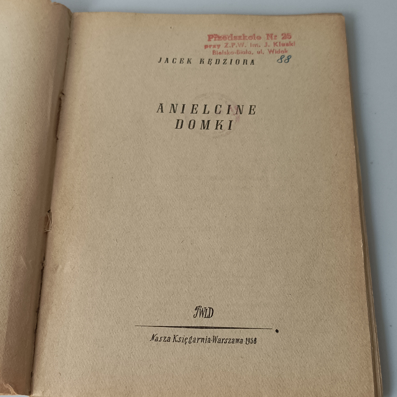 Książka „Anielcine domki” Jacek Kędziora – Nasza Księgarnia 1958 (Vintage) Strona tytułowa książki Anielcine domki z 1958 roku z czerwoną pieczątką historyczną Przedszkola nr 25 w Bielsku-Białej.