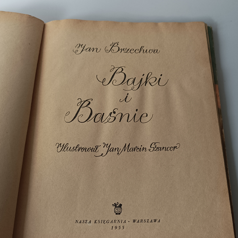 Książka „Bajki i baśnie” Jan Brzechwa – Ilustracje J.M. Szancer, 1955 (Vintage) Strona tytułowa książki Bajki i baśnie, wydawnictwo Nasza Księgarnia Warszawa 1955 z klasyczną kaligrafią.
