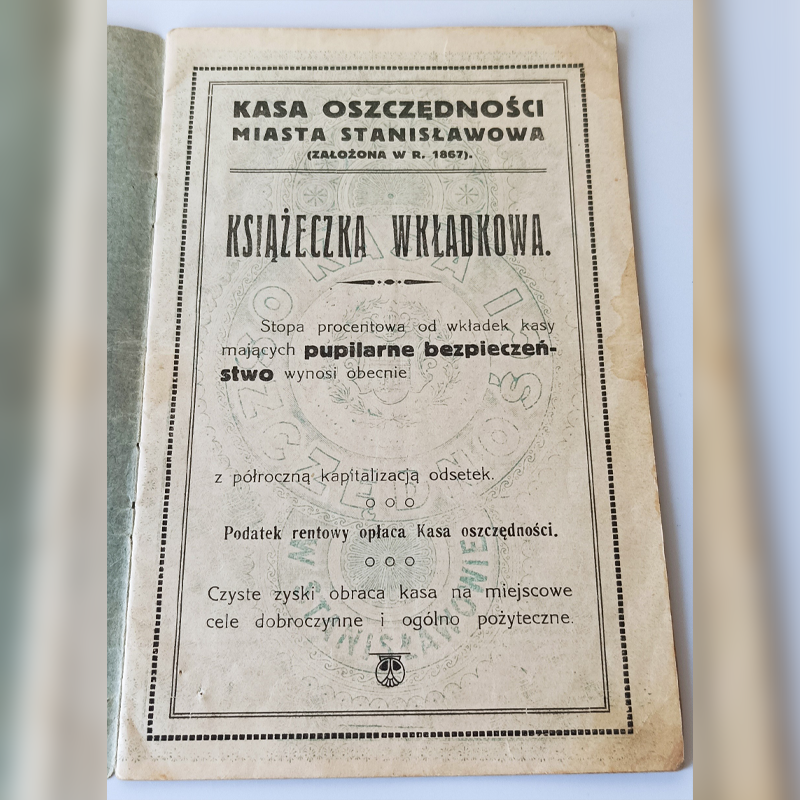 Książeczka "Waluta Dolarowa" (1928 r.) – Kasa Oszczędności Stanisławów (II RP Kresy) Strona tytułowa Książeczki Wkładkowej Kasy Oszczędności Miasta Stanisławowa z informacją o założeniu w 1867 roku i bezpieczeństwie pupilarnym.