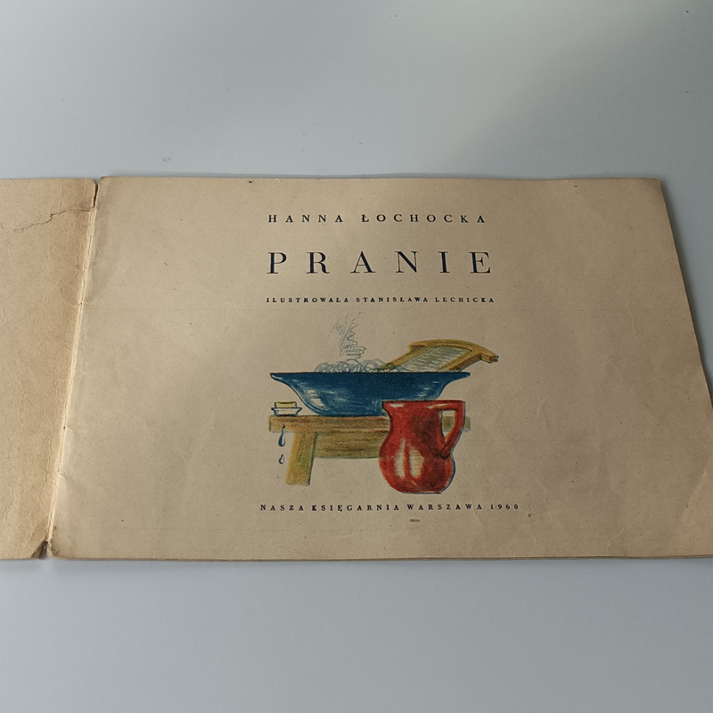 Książka „Pranie” H. Łochocka, Seria Poczytaj mi mamo – 1960 (Vintage) Strona tytułowa książki Pranie, wydawnictwo Nasza Księgarnia Warszawa 1960, rysunek niebieskiej miednicy i dzbanka.