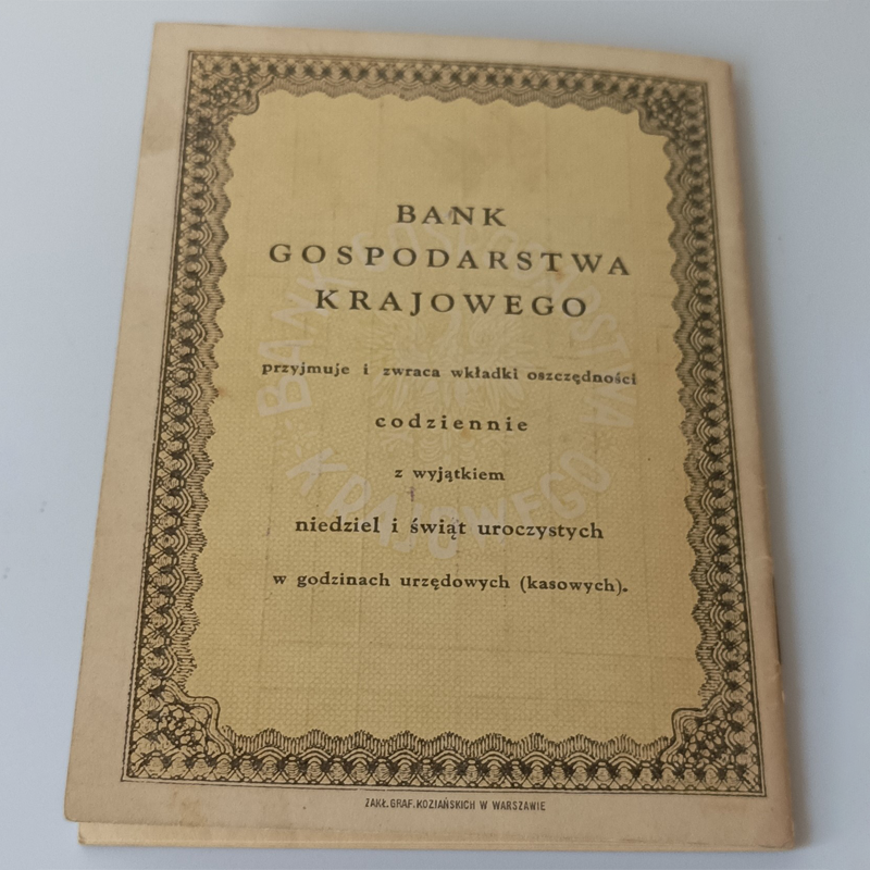 Książeczka BGK Lwów (1938 r.) – Julian Papierkowski (Druk Koziańskich) Tylna okładka dokumentu z informacją o godzinach otwarcia i sygnaturą Zakłady Graficzne Koziańskich Warszawa.