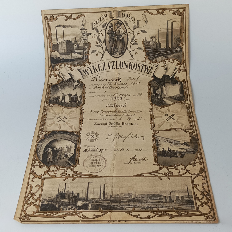 Zabytkowy Wykaz Członkostwa Spółki Brackiej – Tarnowskie Góry 1928 r. (Śląsk) Zabytkowy dokument z 1928 roku Wykaz Członkostwa Spółki Brackiej w Tarnowskich Górach z bogatymi grafikami górniczymi.