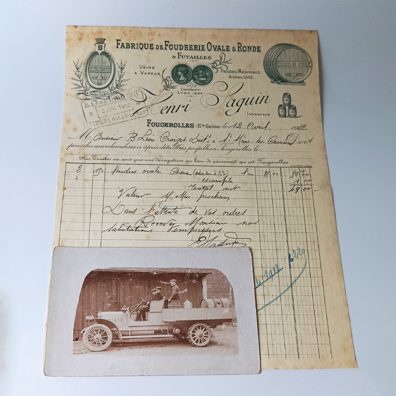 Zabytkowa Faktura i Zdjęcie (1904 r.) – Francuski Warsztat Bednarski, Feugerolles Oryginalna francuska faktura z 1904 roku wystawiona przez Henri Saguina, obok zabytkowe zdjęcie dębowych beczek z epoki.