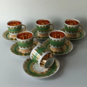 Komplet 6 filiżanek porcelanowych ze spodkami marki ORION, widoczne złocone wnętrza i zielony ornament.