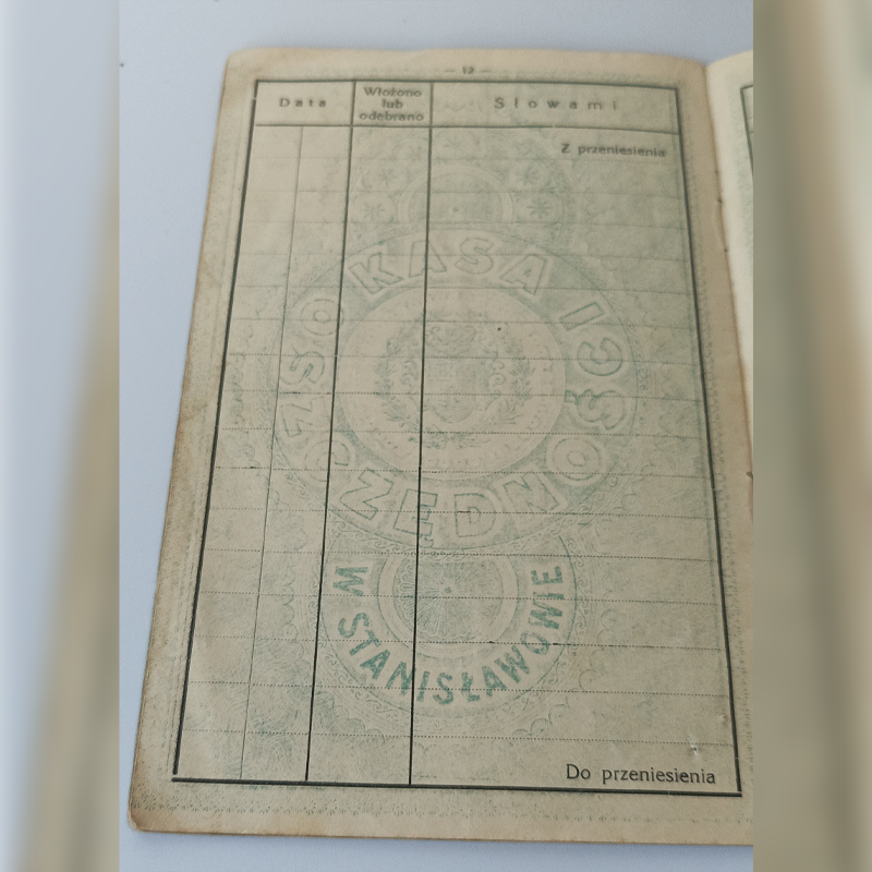 Książeczka "Waluta Dolarowa" (1928 r.) – Kasa Oszczędności Stanisławów (II RP Kresy) Pusta strona do wpisywania wpłat z ozdobnym tłem (giloszem) i napisem Kasa Oszczędności w Stanisławowie.