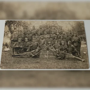 Grupowa fotografia żołnierzy 105. Pułku Piechoty Czechosłowackiej z tabliczką, uzbrojonych w karabiny.